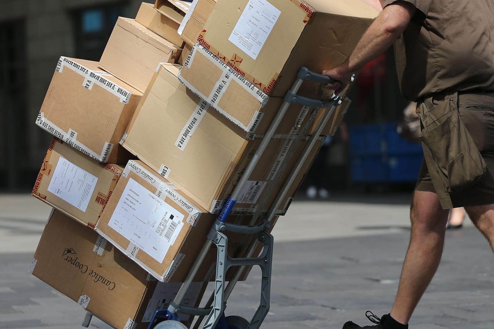 Ein Paketbote: Die Spitzen von Union und SPD haben sich auf Verbesserungen bei den Arbeitsbedingungen von Paketboten geeinigt.