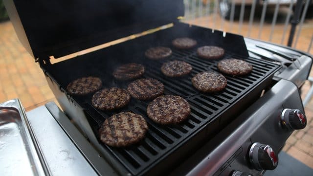 Der Gasgrill hat etwa nach 15 Minuten seine Betriebstemperatur erreicht.