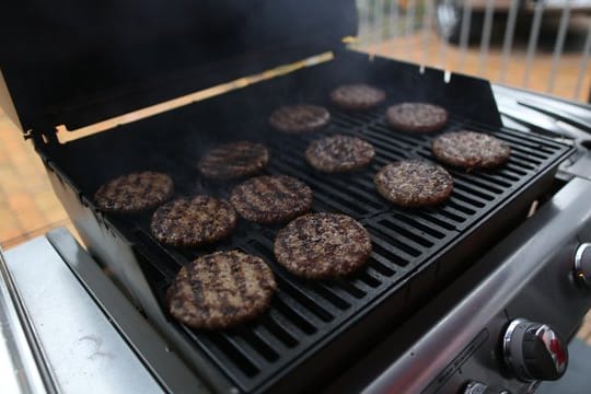 Der Gasgrill hat etwa nach 15 Minuten seine Betriebstemperatur erreicht.