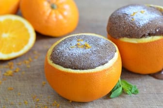 Die Apfelsinen bleiben während des Grillens schön orange, wenn man die Schale in Alufolie einschlägt, sie aber oben offen lässt.