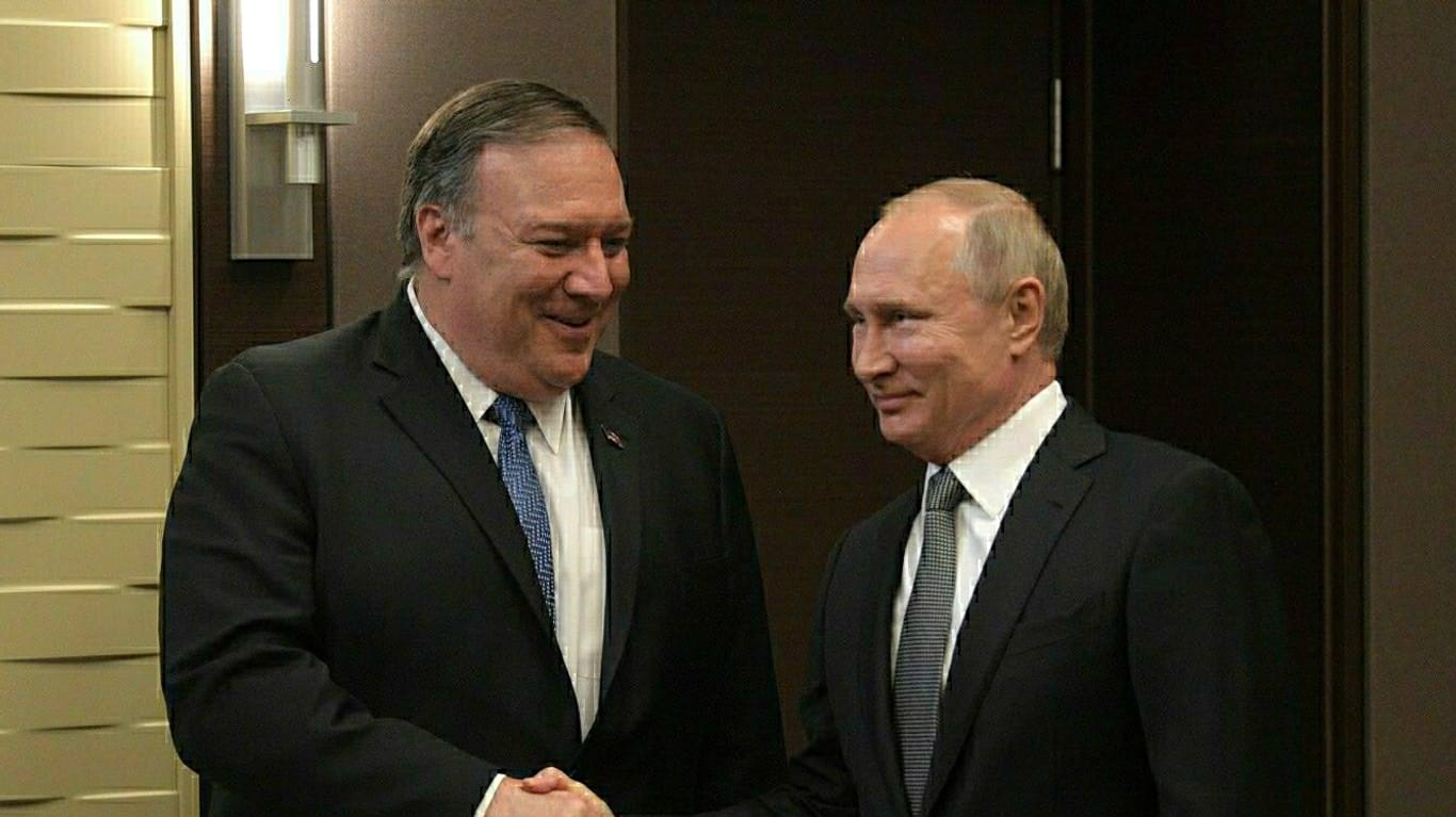 Mike Pompeo trifft Wladimir Putin.