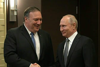Mike Pompeo trifft Wladimir Putin.