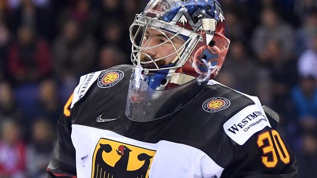 Torhüter Philipp Grubauer musste gegen Frankreich verletzt vom Eis. Torhüter Philipp Grubauer musste gegen Frankreich verletzt vom Eis.