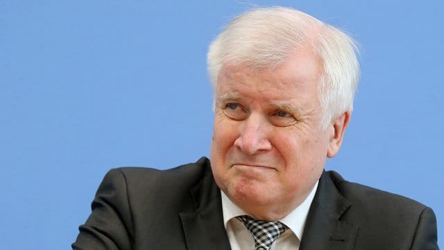 Innenminister Horst Seehofer: "Wir werden die der Entscheidungspraxis zugrundeliegenden Leitsätze des Bamf bis zur Feststellung neuer Entwicklungen im Herkunftsland Syrien vorerst nicht ändern.