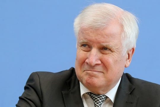 Innenminister Horst Seehofer: "Wir werden die der Entscheidungspraxis zugrundeliegenden Leitsätze des Bamf bis zur Feststellung neuer Entwicklungen im Herkunftsland Syrien vorerst nicht ändern.