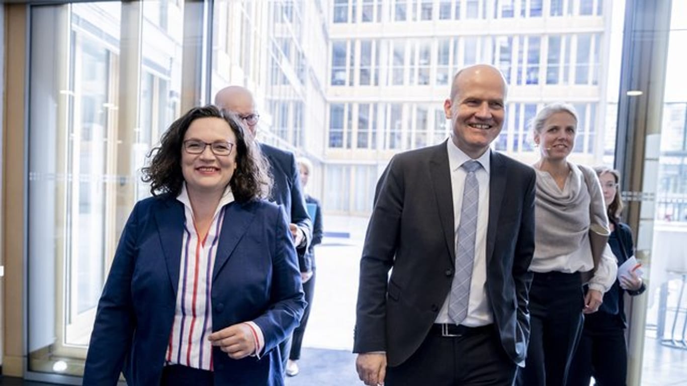 SPD-Chefin Andrea Nahles und der Vorsitzende der CDU/CSU-Bundestagsfraktion, Ralph Brinkhaus, loben die ihrer Meinung nach gute Stimmung in der Großen Koalition.