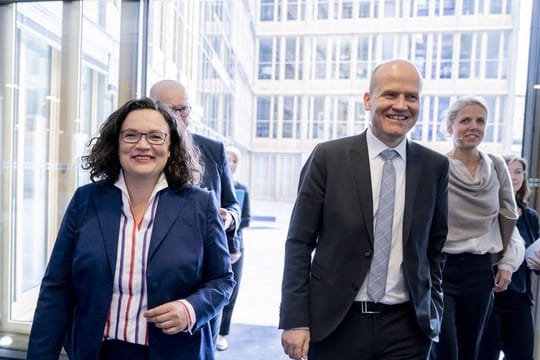 SPD-Chefin Andrea Nahles und der Vorsitzende der CDU/CSU-Bundestagsfraktion, Ralph Brinkhaus, loben die ihrer Meinung nach gute Stimmung in der Großen Koalition.