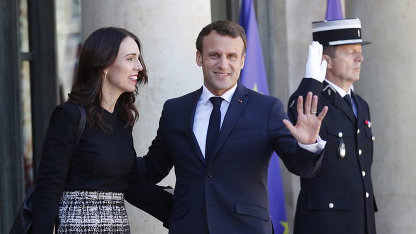 Frankreichs Präsident Emmanuel Macron empfängt die neuseeländische Premierministerin Jacinda Ardern vor dem Élysée-Palast zum "Christchurch-Gipfel".