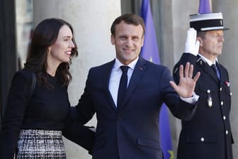Frankreichs Präsident Emmanuel Macron empfängt die neuseeländische Premierministerin Jacinda Ardern vor dem Élysée-Palast zum "Christchurch-Gipfel".
