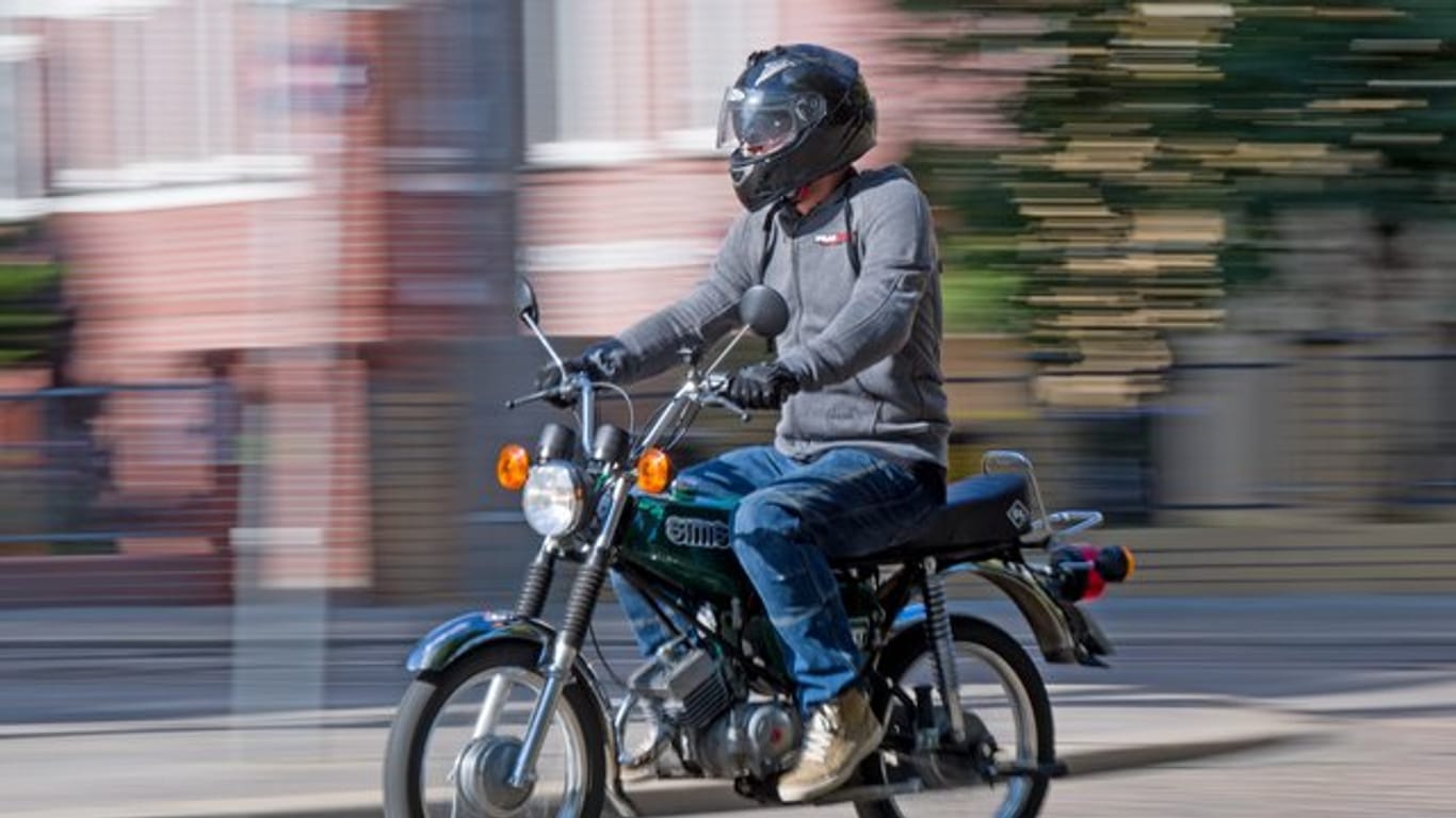 Jugendlicher auf einem Moped: Das Mindestalter für den Moped-Führerschein liegt derzeit bei 16 Jahren.