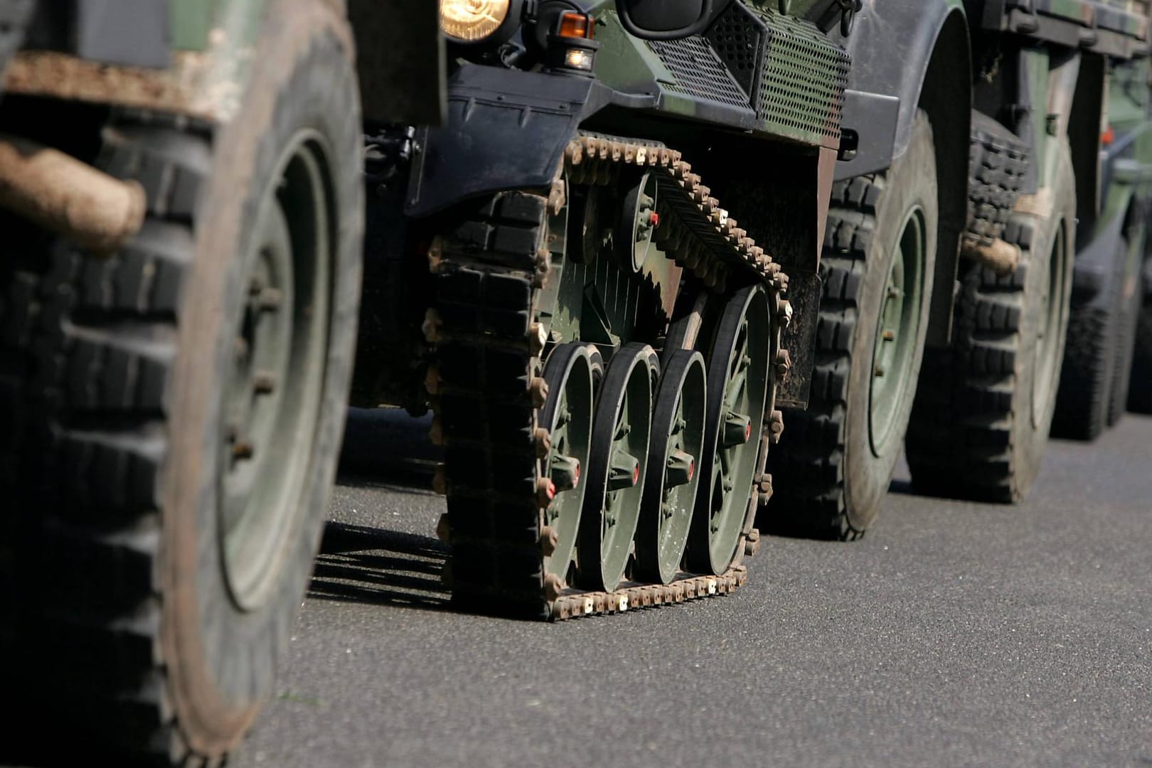 Fahrzeuge der Bundeswehr: "Ich habe die Sorge, dass viele unserer Straßen und Brücken diesen Belastungen nicht gerecht werden", sagte der General.