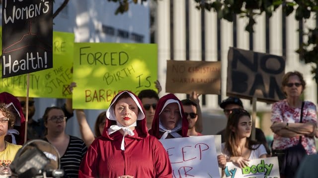 In Montgomery, der Hauptstadt des US-Bundesstaates Alabama, protestieren Demonstranten gegen das Abtreibungsverbot. In Montgomery, der Hauptstadt des US-Bundesstaates Alabama, protestieren Demonstranten gegen das Abtreibungsverbot.