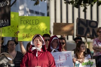 In Montgomery, der Hauptstadt des US-Bundesstaates Alabama, protestieren Demonstranten gegen das Abtreibungsverbot.