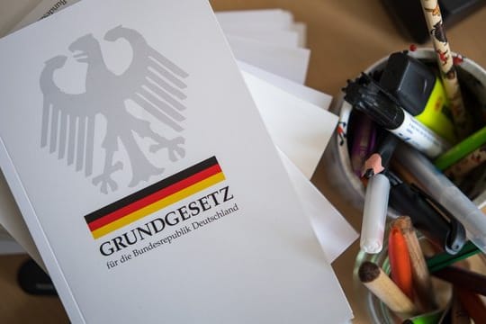 In Deutschland steht über allen anderen Vorschriften das Grundgesetz - seit 1949 bestimmt es, wie Bürger und Staat zueinander stehen.