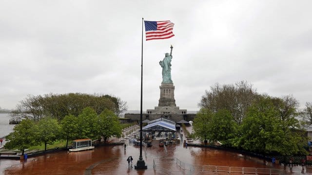 Blick von der Dachterrasse des neuen Museums auf die Freiheitsstatue auf Liberty Island. Blick von der Dachterrasse des neuen Museums auf die Freiheitsstatue auf Liberty Island.