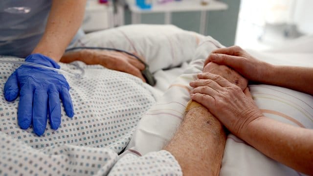 Viele Intensivpatienten müssen im Krankenhaus bleiben, weil ambulante Intensivpflegedienste ausgelastet sind.