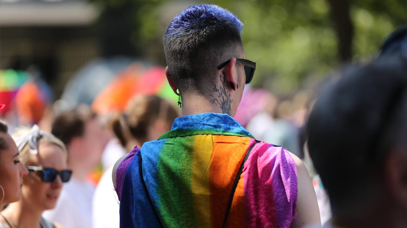 Teilnehmer des Christopher Street Days in Berlin: "Auch wenn Lesben und Schwule zunehmend offen leben, bleibt Diskriminierung im Alltag ein großes Problem", sagte ein Sprecher der Grünen.