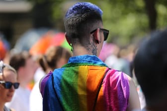 Teilnehmer des Christopher Street Days in Berlin: "Auch wenn Lesben und Schwule zunehmend offen leben, bleibt Diskriminierung im Alltag ein großes Problem", sagte ein Sprecher der Grünen.
