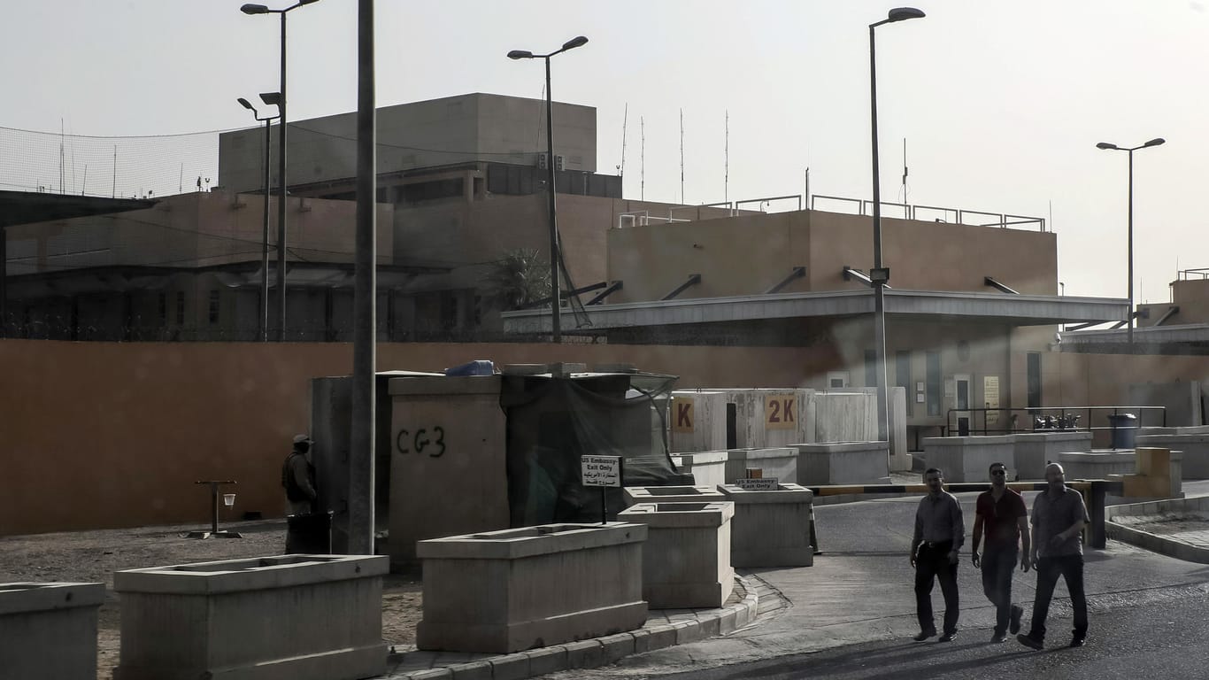 Der Eingangsbereich zum Gelände der US Botschaft im Irak: Das nicht dringend benötigte Personal der US-Regierung soll das Land verlassen.
