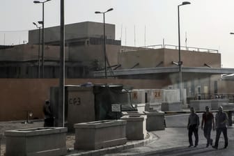 Der Eingangsbereich zum Gelände der US Botschaft im Irak: Das nicht dringend benötigte Personal der US-Regierung soll das Land verlassen.