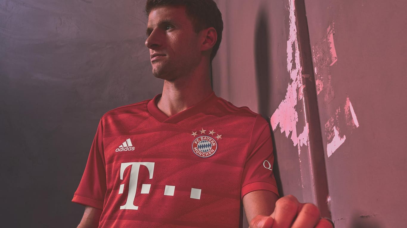 Thomas Müller präsentiert das neue FCB-Trikot.