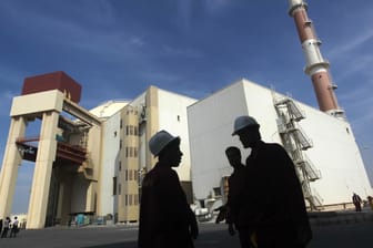 Arbeiter vor dem iranischen Atomkraftwerk Bushehr.