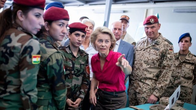 Verteidigungsministerin Ursula von der Leyen (M) bei einem Besuch im Logistiklager M4-Ausbildungs- und Lehrwerkstatt in Erbil im September 2018. Verteidigungsministerin Ursula von der Leyen (M) bei einem Besuch im Logistiklager M4-Ausbildungs- und Lehrwerkstatt in Erbil im September 2018.