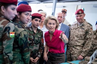 Verteidigungsministerin Ursula von der Leyen (M) bei einem Besuch im Logistiklager M4-Ausbildungs- und Lehrwerkstatt in Erbil im September 2018.