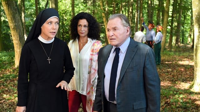 Schwester Hanna (Janina Hartwig) erwischt Jenny Winter (Barbara Wussow) und Bürgermeister Wöller (Fritz Wepper) bei Vermessungsarbeiten im Wald.