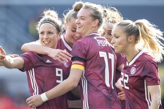 Jubel bei den DFB-Frauen: Mit einem provokanten TV-Clip sorgten Alexandra Popp (M.) und Co. für Aufsehen.