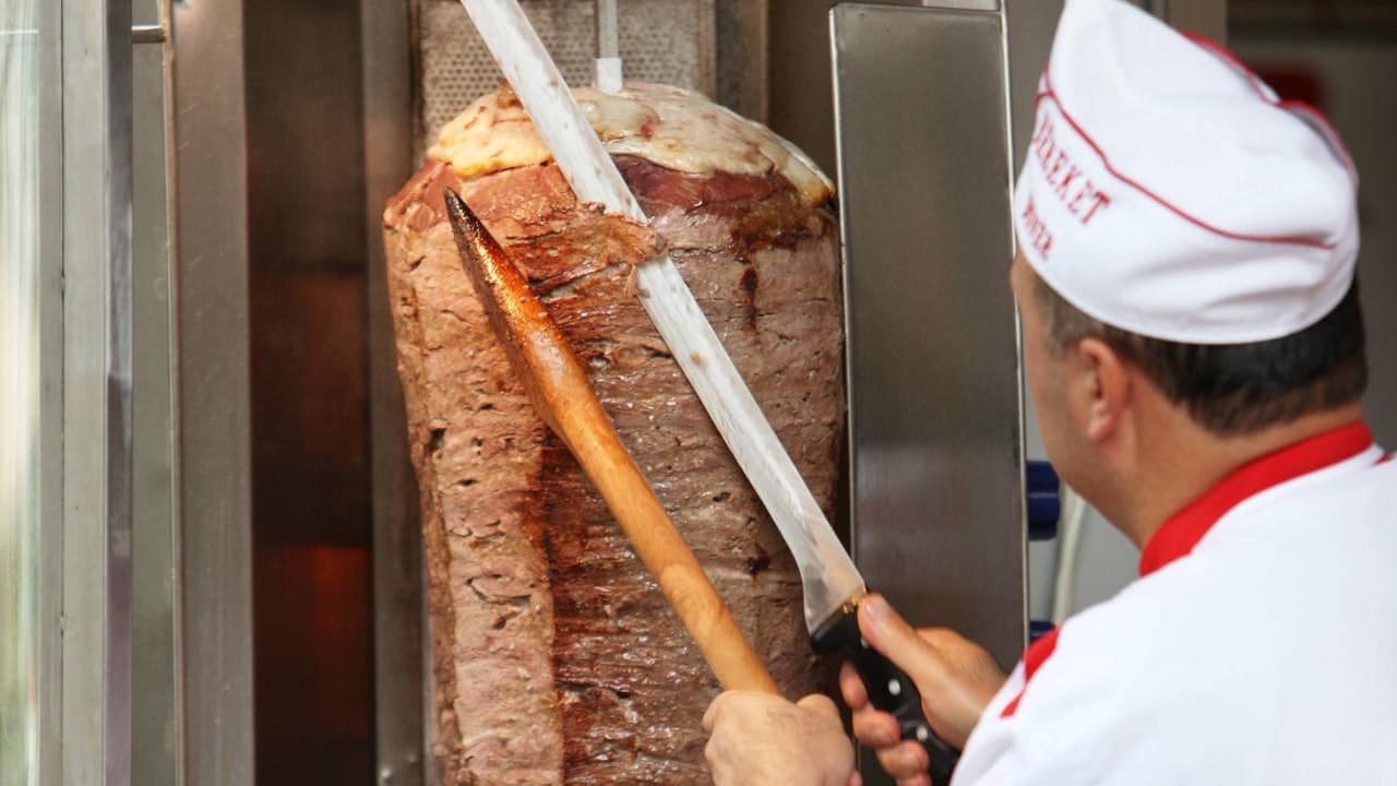 Verkäufer vor Dönerspieß (Symbolbild): In Berlin hat ein Imbissbetreiber einen Räuber verjagt.