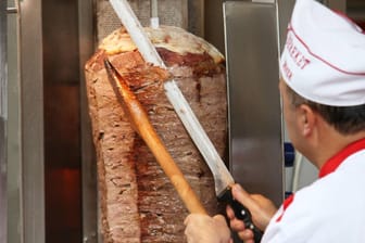 Verkäufer vor Dönerspieß (Symbolbild): In Berlin hat ein Imbissbetreiber einen Räuber verjagt.