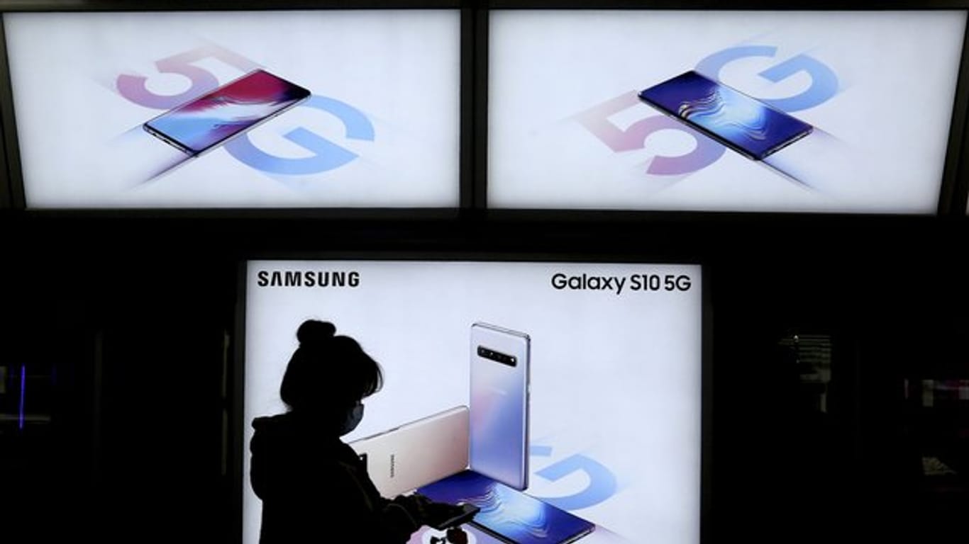 Eine Werbung für Samsungs Smartphone Galaxy S10 mit 5G in einer U-Bahn-Station in Südkorea.