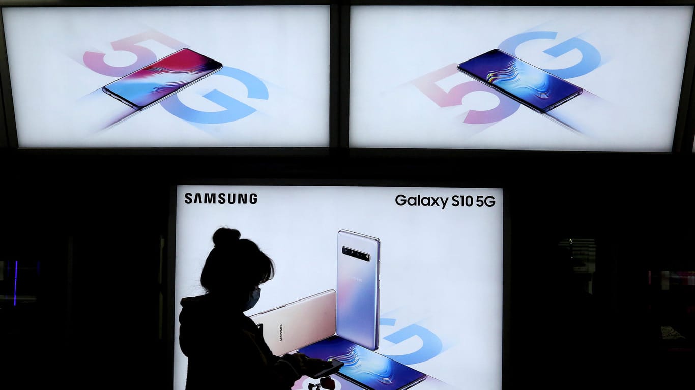 Eine Frau steht vor einer Werbung für Samsungs Galaxy S10 5G: Samsung das Gerät noch im Juni 2019 in Europa auf den Markt bringen.