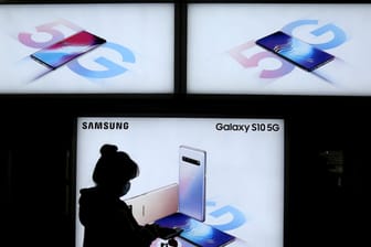 Eine Frau steht vor einer Werbung für Samsungs Galaxy S10 5G: Samsung das Gerät noch im Juni 2019 in Europa auf den Markt bringen.