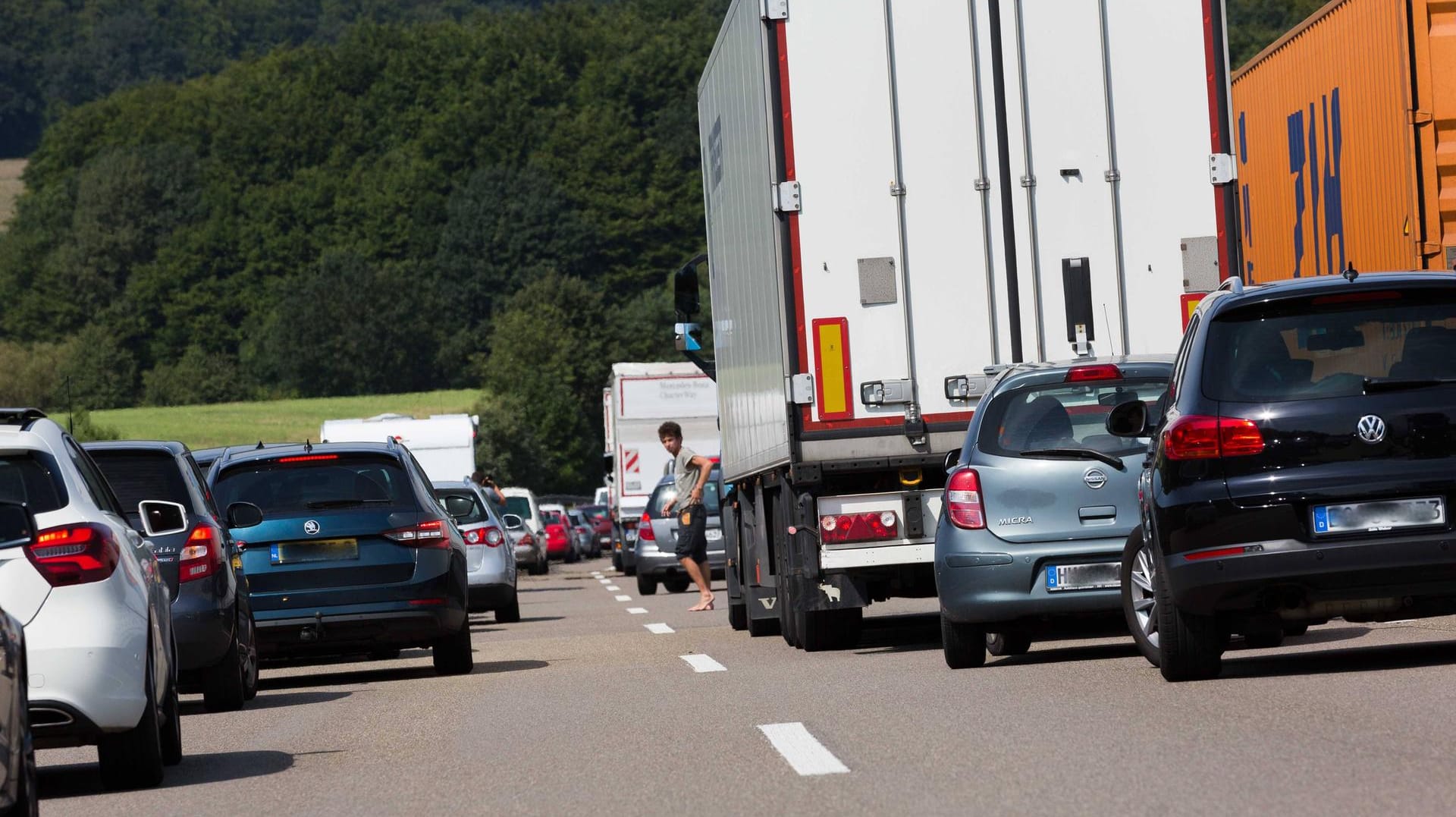 Stau auf der A7 (Archivbild): In Bayern hat ein Pferd auf der Straße für Hektik gesorgt.