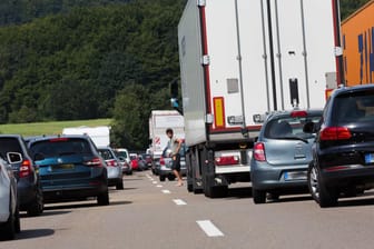 Stau auf der A7 (Archivbild): In Bayern hat ein Pferd auf der Straße für Hektik gesorgt.