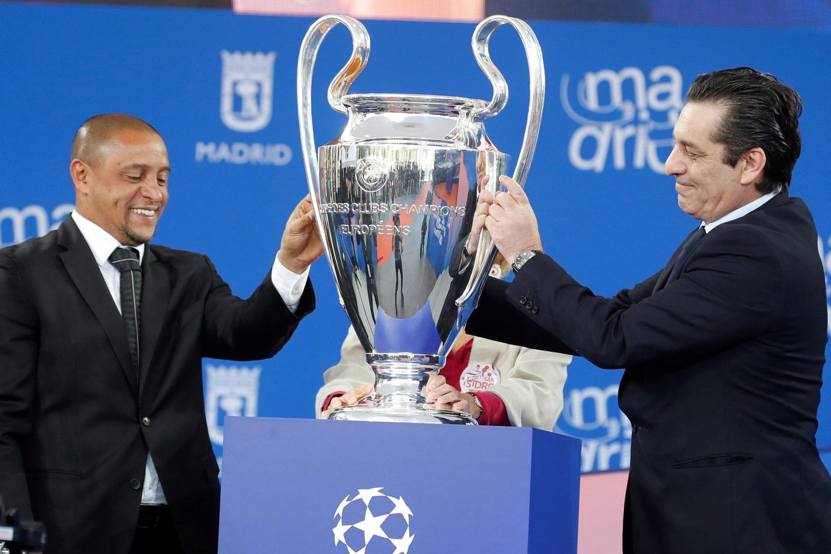 Die Ex-Profis Roberto Carlos (l.) und Paulo Futre präsentieren den Champions-League-Pokal am Endspielort Madrid: Der Wettbewerb steht vor einer ungewissen Zukunft.