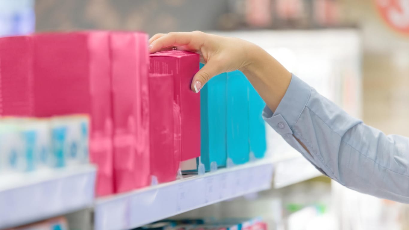 Frau kauft Hygieneprodukte: Derzeit unterliegen Binden und Tampons einer Mehrwertsteuer von 19 Prozent.