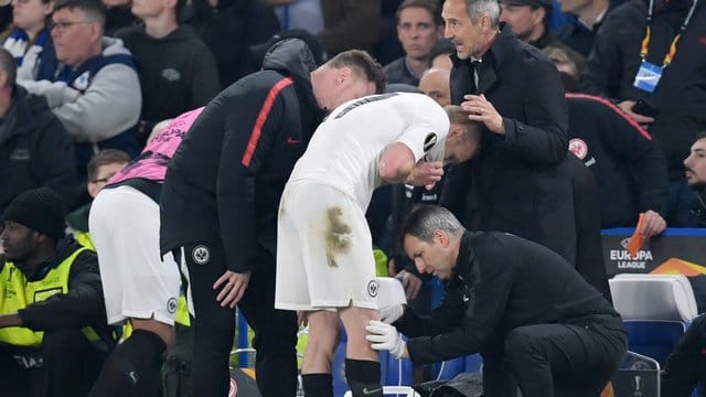 Musste sich nach seiner Verletzung im Chelsea-Spiel operiert werden: Sebastian Rode (M). Musste sich nach seiner Verletzung im Chelsea-Spiel operiert werden: Sebastian Rode (M).