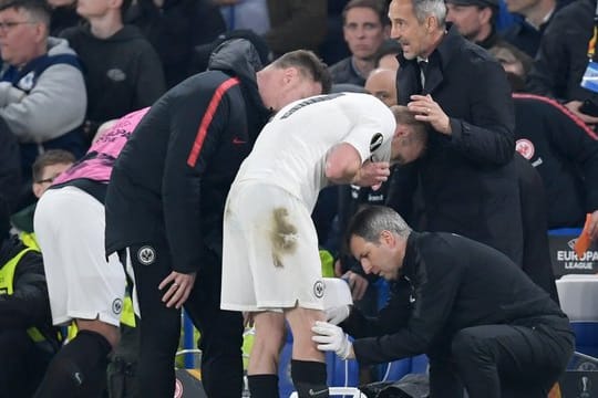 Musste sich nach seiner Verletzung im Chelsea-Spiel operiert werden: Sebastian Rode (M).