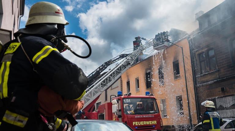 Löscharbeiten in Neunkirchen: Eine Familie, die unter dem Dach wohnte, überlebte das Unglück offenbar nicht.