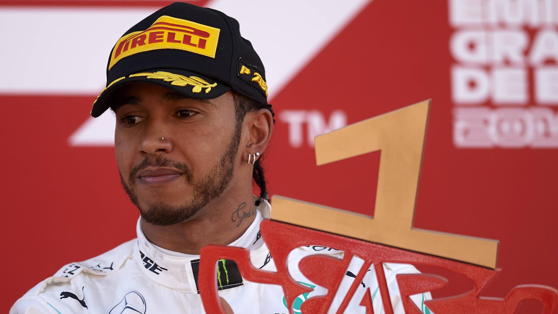 Lewis Hamilton mit der Siegestrophäe vom Großen Preis von Spanien.