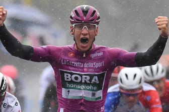 Pascal Ackermann jubelt im Ziel: Der deutsche Meister feierte beim Giro d'Italia schon seinen zweiten Etappensieg.