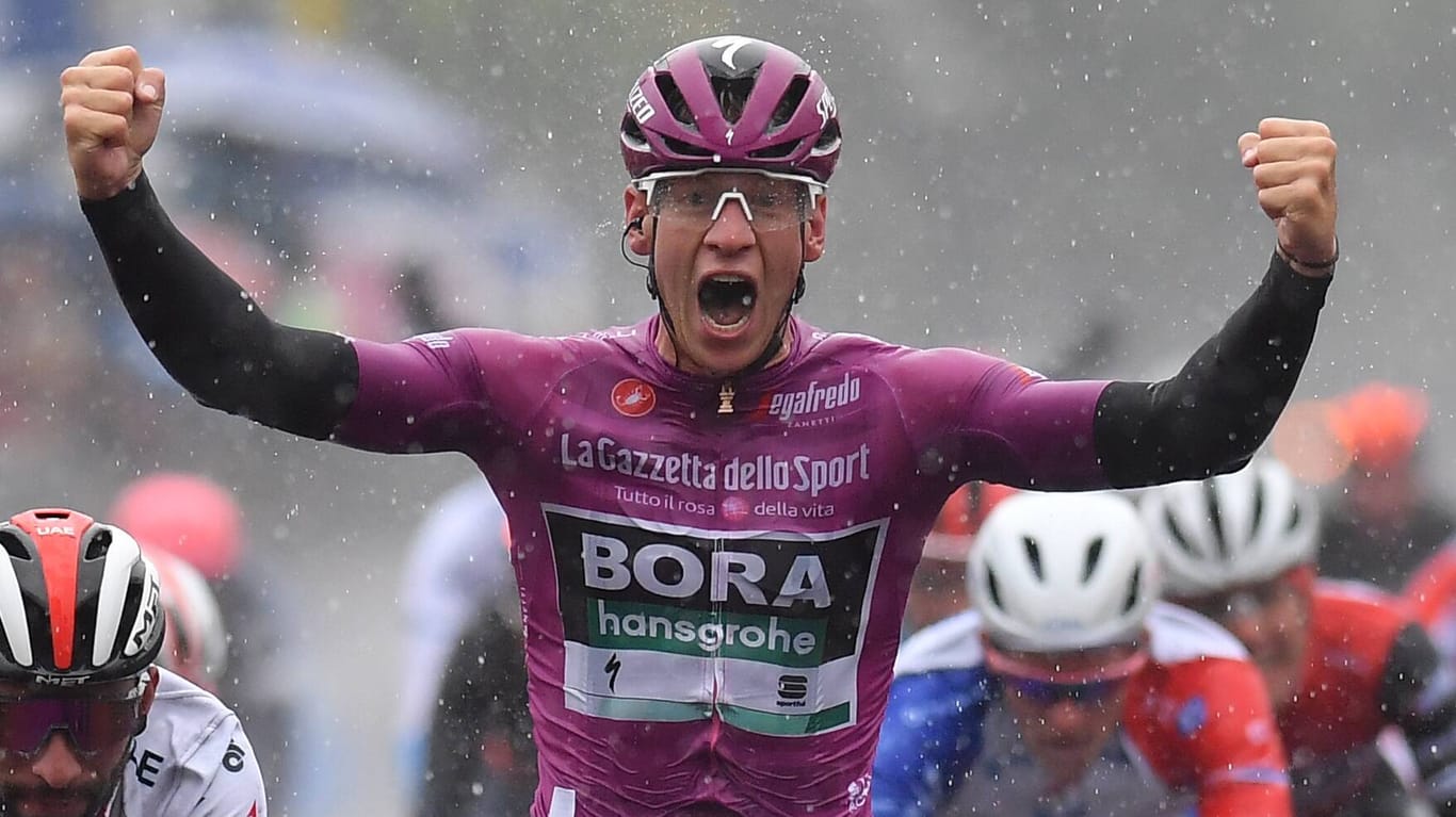 Pascal Ackermann jubelt im Ziel: Der deutsche Meister feierte beim Giro d'Italia schon seinen zweiten Etappensieg.