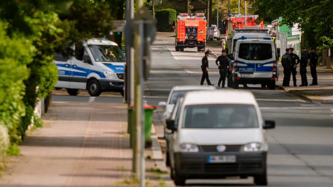 Hamburg-Heimfeld: Polizisten riegeln Straßen um den Fundort einer Fliegerbombe ab.