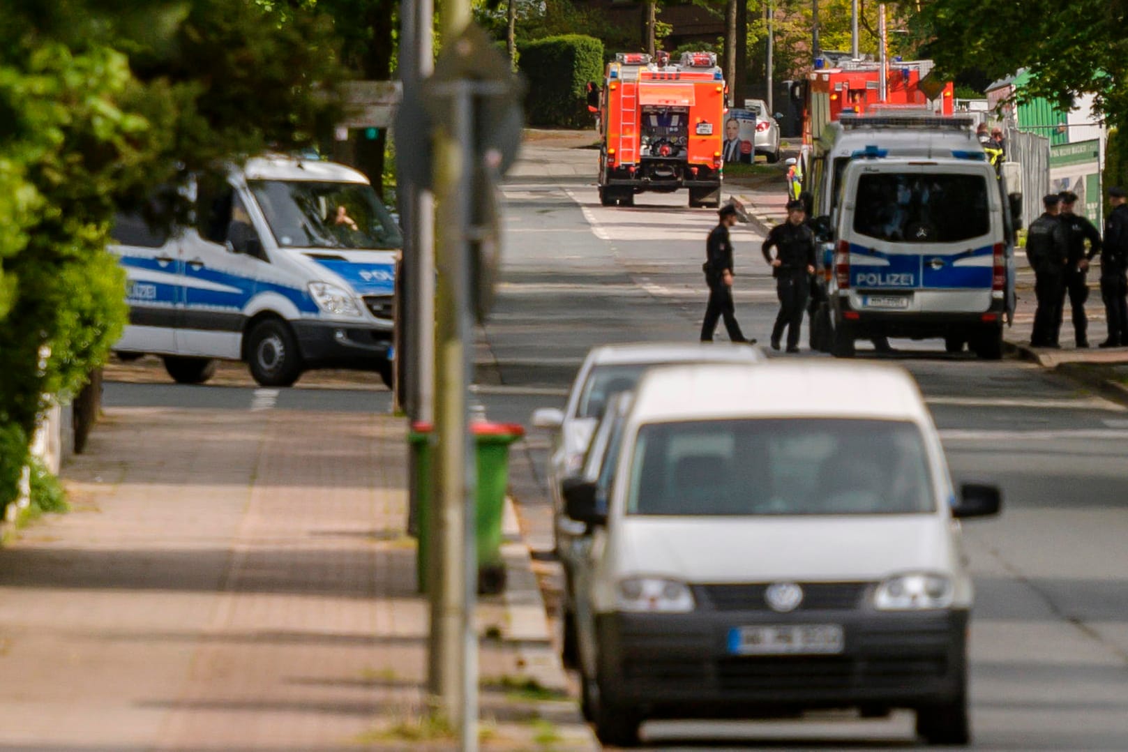 Hamburg-Heimfeld: Polizisten riegeln Straßen um den Fundort einer Fliegerbombe ab.