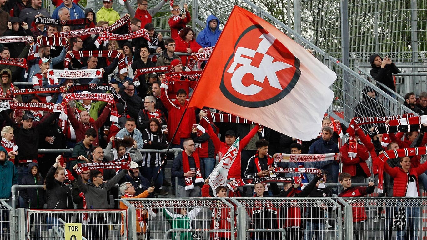 Fans des 1. FC Kaiserslautern beim Auswärtsspiel in Würzburg: Ihr Klub steht vor einer ungewissen Zukunft?