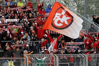 Fans des 1. FC Kaiserslautern beim Auswärtsspiel in Würzburg: Ihr Klub steht vor einer ungewissen Zukunft?