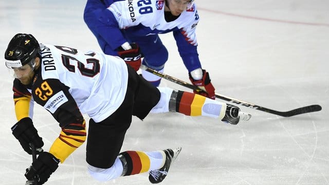DEB-Star Leon Draisaitl (l) beim Duell mit dem Slowaken Marian Studenic. DEB-Star Leon Draisaitl (l) beim Duell mit dem Slowaken Marian Studenic.